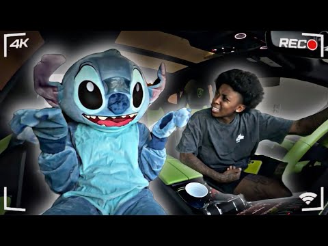 Видео: Розыгрыш с выходом из дома в безумных костюмах 😱 | VLOGTOBER, день 5