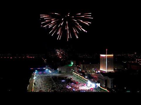 Видео: Акция "Споем гимн вместе!" и праздничный фейерверк в Гомеле