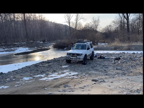 Видео: Зимняя речная рыбалка. Приморский край. Ночевка на речке в тайге. Следы тигра!