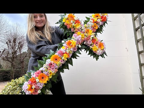 Видео: Как сделать траурные цветы | траурный крест | сделать цветочный крест для похорон
