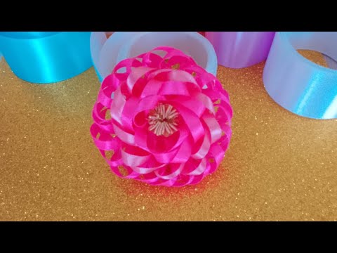 Видео: I made this flower out of narrow ribbons. Этот цветок я сделала из узких лент.