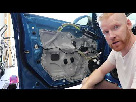 Видео: Как снять 3-дверную панель Mazda 2010–2013 годов выпуска