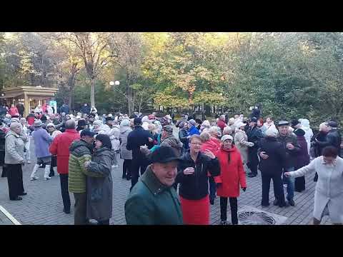 Видео: Танцы в парке: жизнь в движении для всех возрастов