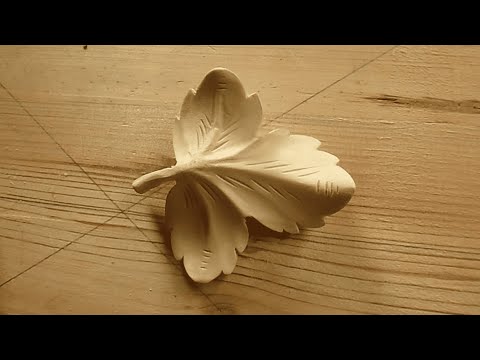 Видео: Резьба по дереву для начинающих. Как вырезать лист. Изучаем рельеф в резьбе по дереву.
