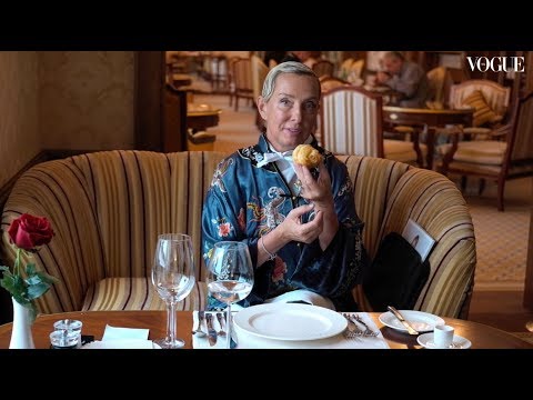 Видео: Vogue-этикет. Урок 2: правила поведения за столом (2)