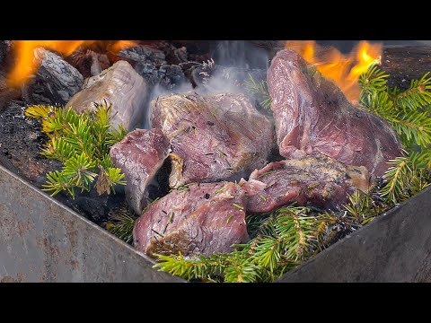 Видео: Я просто кинул мясо в огонь и добавил это. Получается круче шашлыка.  Марал на Алтае