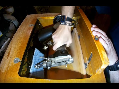 Видео: Швейная машинка ПМЗ с ножным приводом. Настройка .Смазка и д.р. 2 часть