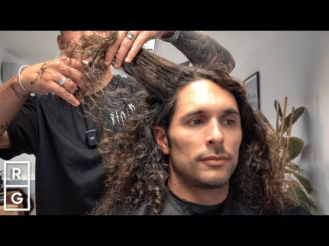 Видео: Он сделал себе длинную мужскую стрижку после 4 лет отращивания (стрижка длинных кудрявых волос)