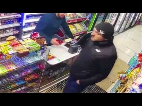 Видео: В Москве задержан карманник, похитивший гаджет, делая вид, что стряхивает снег с одежды потерпевшего