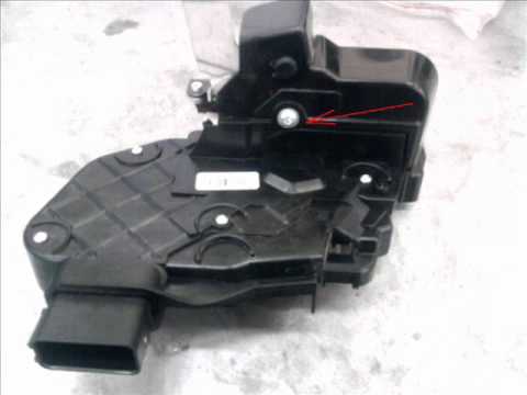 Видео: Разборка дверного замка Ford Focus 2.wmv