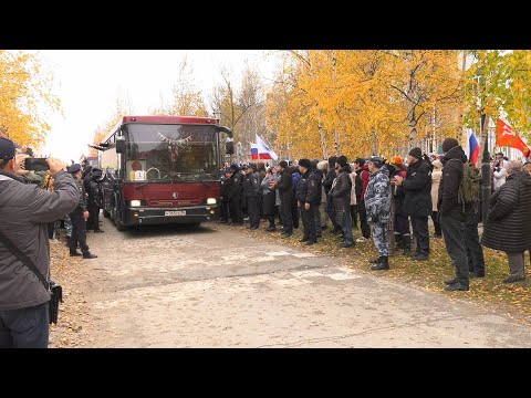 Видео: 220928 28 сентября в Радужном прошла торжественная отправка мобилизованных горожан.