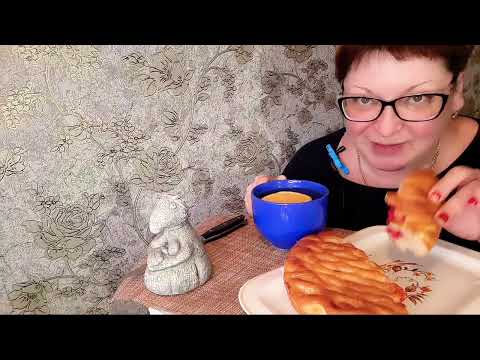 Видео: Сладкий мукбанг/Пирог с начинкой из вишни/Оказалась, Яне одного куска мало🤭/обжор/