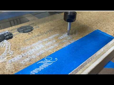Видео: Как выгравировать молитву «Отче наш» на стекле с помощью станка с ЧПУ