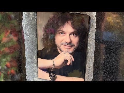 Видео: Появился шикарный памятник на могиле музыканта Александра Шевченко /Ваганьковское кладбище 10.2024