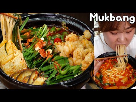 Видео: Пара Мукбанг | Готовим и едим острую тушенку из кишок! Удон и жареный рис тоже.