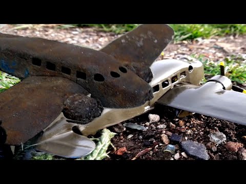 Видео: Реставрация старой Советской игрушки "Самолет Ли-2"/ Restoration of the old Soviet toy " Li-2 "