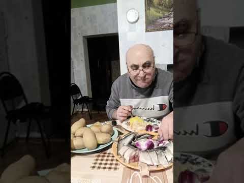 Видео: МУКБАНГ - КАРТОШКА С СЕЛЁДКОЙ 🐟 🥔