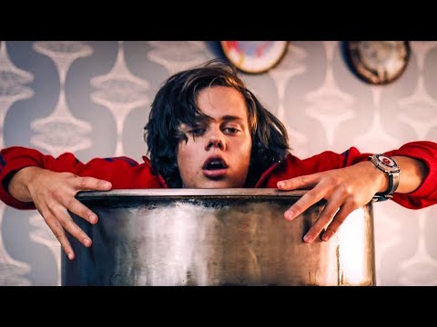 Видео: Парень с аутизмом живет в бочке и ищет девушку с помощью научного подхода