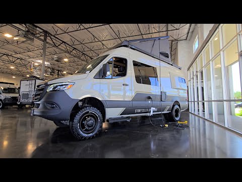 Видео: Новая модель! 2025 Storyteller Overland CREW MODE 170 дюймов Mercedes-Benz 3500XD Overlander Adve...