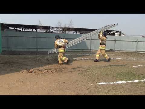 Видео: Установка выдвижной лестницы в окно 3 го этажа учебной башни с использованием автомобиля АЦ