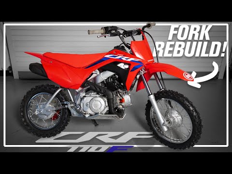 Видео: Как заменить сальники вилки на Honda CRF110F