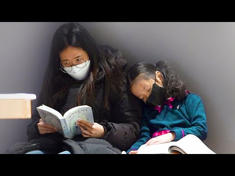 Видео: Что, если незнакомый ребенок засыпает на моем плече в библиотеке?