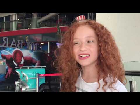 Видео: ПОХОД в Кинотеатр - СЕМЕЙКА АДАМС