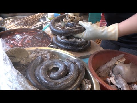 Видео: Питание сундаэ с токбоки / Мастер резки сундаэ / Корейская уличная еда