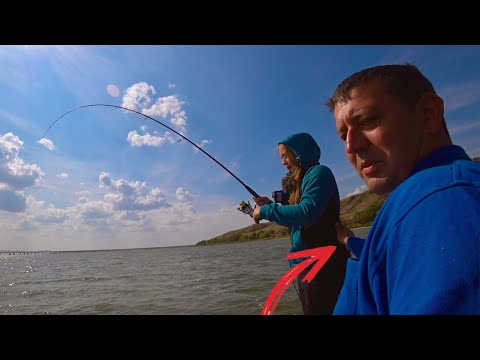Видео: ПРИШЛОСЬ ЕЕ ДЕРЖАТЬ ОН ЕЕ СТЯГИВАЕТ С ЛОДКИ  рыбалка осенью