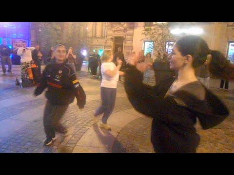 Видео: Уличные танцоры Питер три грузинки танцуют на Дворцовой 11 сентября - грузинские танцы