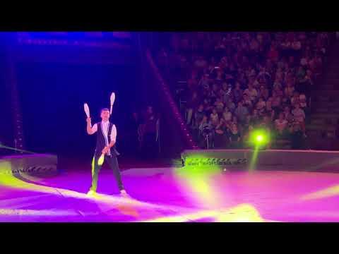 Видео: Circus. Boy juggling with balls and clubs #Circus #juggler #цирк #жонглер #马戏团 #杂耍 # 서커스  #ジャグラー