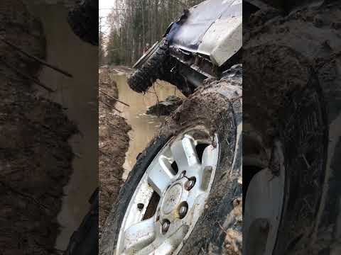 Видео: Повис в луже с разутым колесом