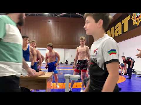 Видео: Взвешивание борцов на турнире Кингдом-10 в Грозном, среди младших юношей. 10 июня 2025 г.