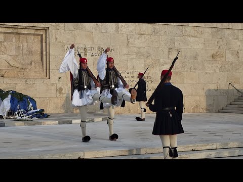 Видео: Смена караула у Парламента Греции ну очень смешная🤣