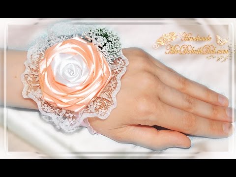 Видео: 🌹БРАСЛЕТ ДЛЯ ПОДРУЖКИ НЕВЕСТЫ | Бутоньерка с розой канзаши на руку