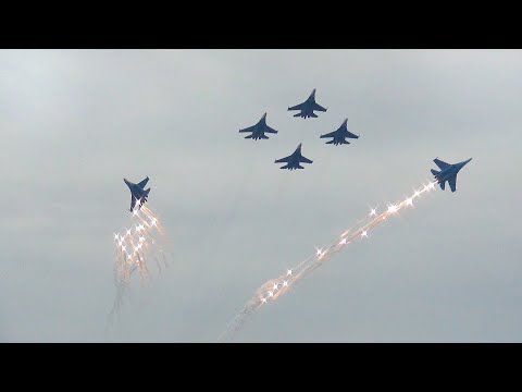 Видео: "Русские Витязи", высший пилотаж на Су-35с (Su-35s). Аэродром Кубинка, форум "Армия-2022".