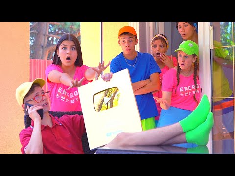 Видео: Хочу стать МИЛЛИОНЕРОМ ! Даша в ШОКЕ Продали ЗОЛОТУЮ КНОПКУ за 1 Миллион ДОЛЛАРОВ