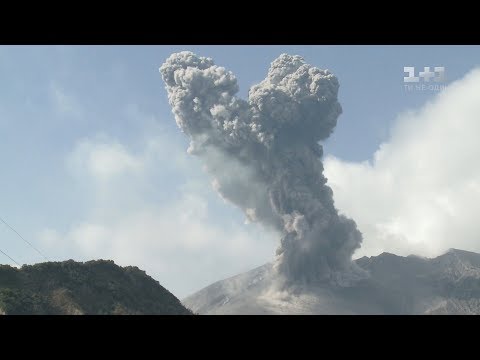 Видео: Кровавое озеро и закапывание в вулканический песок. Япония. Мир наизнанку - 9 серия, 9 сезон