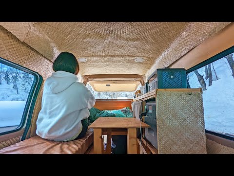 Видео: [Субтитры] Горячая кастрюля и пиво после игры в снежных горах