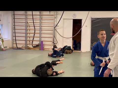 Видео: Маленький гигант джиу-джитсу! 🥋 6-летний Петя проводит броски