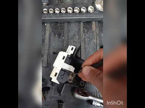 Видео: Рено Меган 2-замена гофры на багажнике ☝