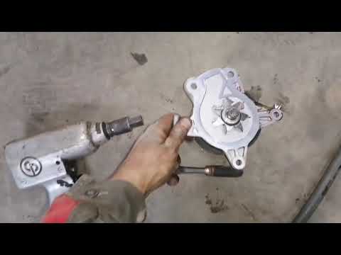 Видео: Toyota Corolla 1zr-fe замена помпы и обгонной муфты генератора