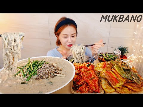 Видео: Субтитры) PERILLA SEED NOODLES KIMCHI a kind of PANCAKES KOREAN FOOD MUKBANG ASMR yummy eating show