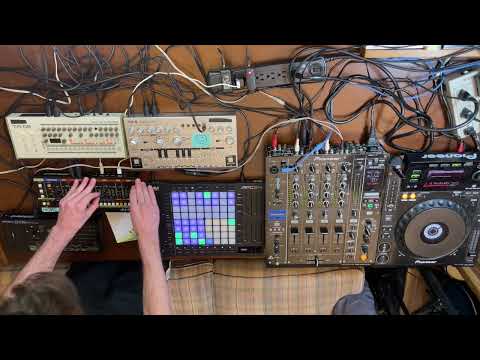 Видео: Первая джем-сессия без DAW с APC64 в автономном режиме (без компьютера)