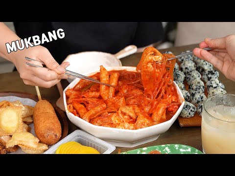 Видео: MUKBANG :) Вкусные корейские острые ттокпокки, сырный рисовый пирог на гриле.