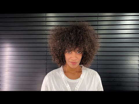 Видео: ОБЪЕМНАЯ СТРИЖКА МИКРОФОН для афро-кудрей: пошаговая техника