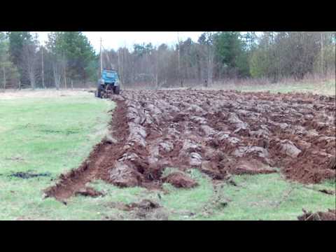 Видео: Пашем целину Т-40 разными плугами.