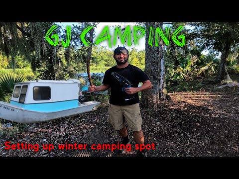 Видео: Кемпинг на крошечной лодке, подготовка места для стоянки к зиме