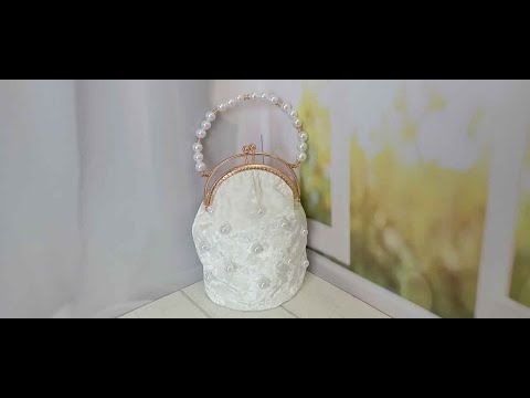 Видео: Белая бархатная сумочка с крупными бусинами.