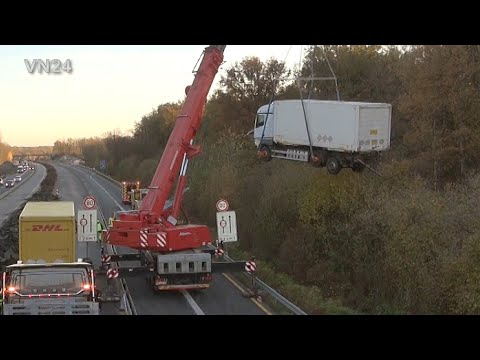 Видео: 19-11-2022 - VN24 - Кран поднимает аварийный грузовик из леса рядом с автострадой A1